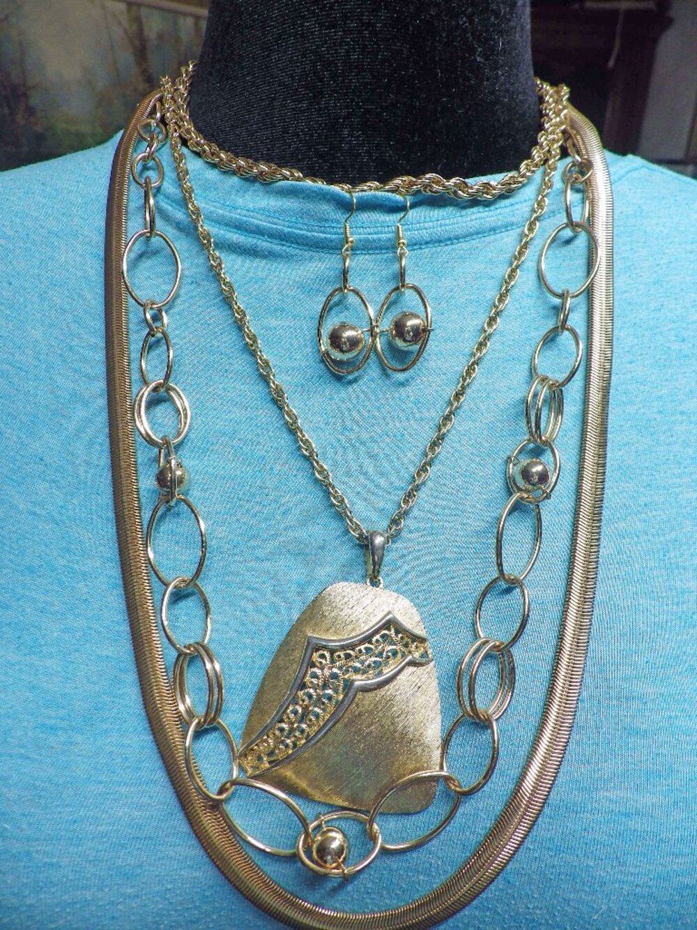 Lot of Gold Tone Chain/Necklaces 4 Necklaces & pr of earrings 720G2